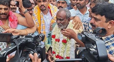 வேட்டி அணிந்து வந்தால் அனுமதி இல்லை!